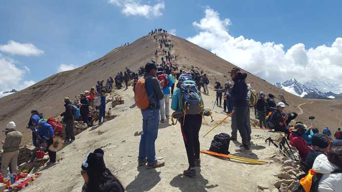 crowd-at-vinicunca